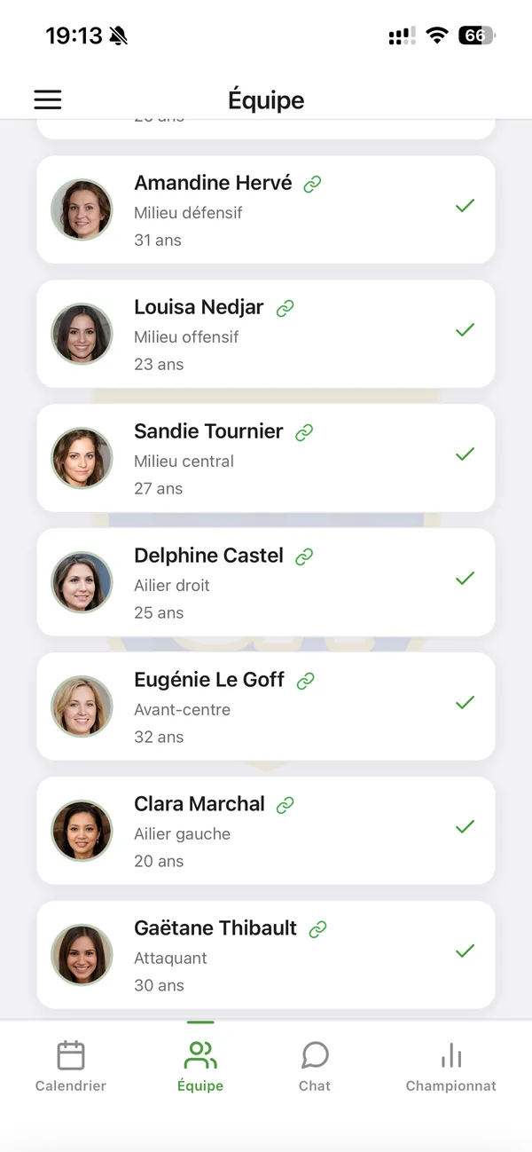 Section Équipe : joueuses avec poste, âge et disponibilité